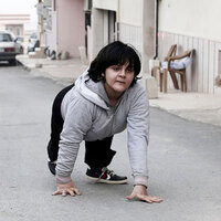 Elleriyle yürüyor ama yatalak annesine bakıyordu! Şimdi ise...