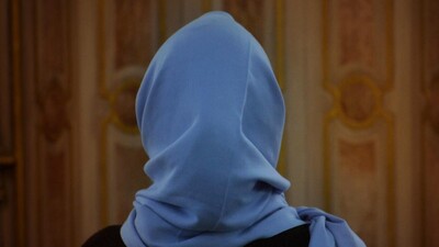 Berlin'de başörtülü genç kıza çirkin saldırı