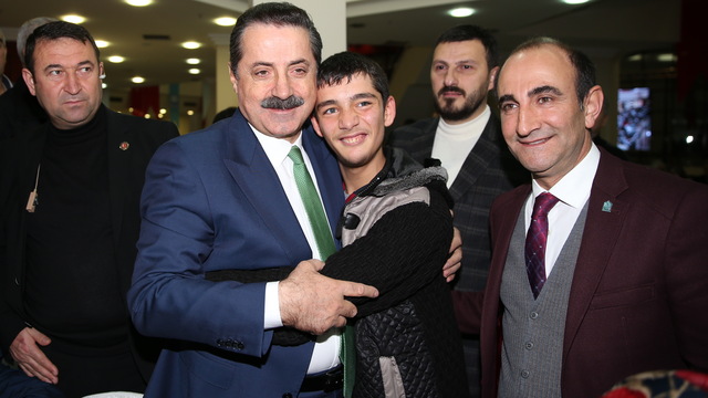 "Birileri teröristlere gösterdiği ilgiyi mülteci çocuklarına göstermiyor"