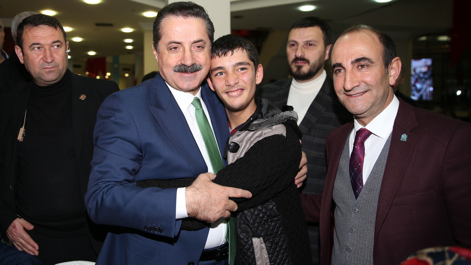 "Birileri teröristlere gösterdiği ilgiyi mülteci çocuklarına göstermiyor"
