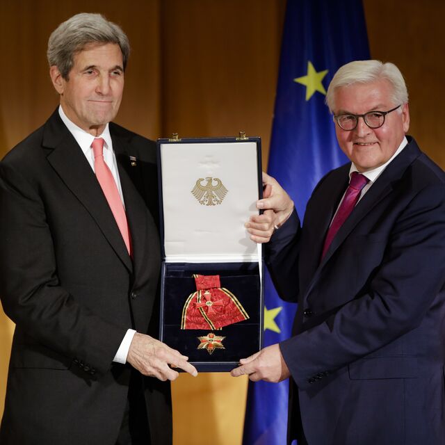 John Kerry'e liyakat nişanı