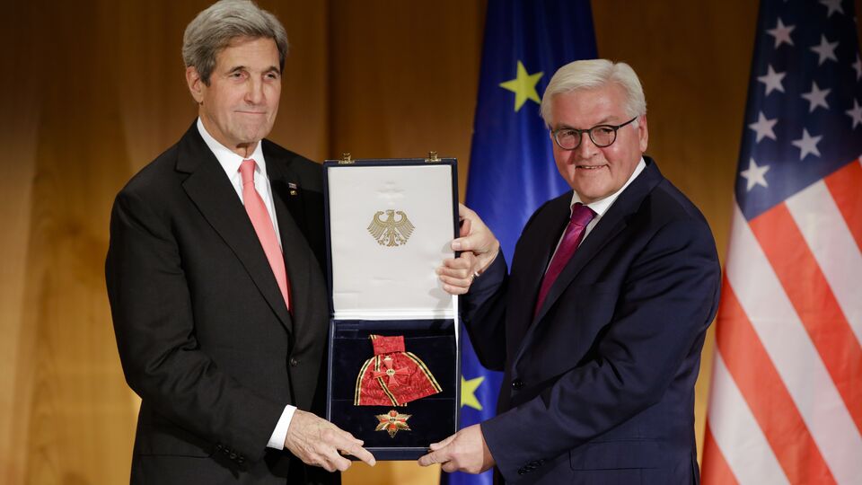 John Kerry'e liyakat nişanı