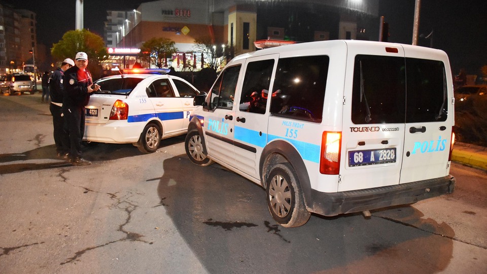 Dur ihtarına uymadı komisere çarptı