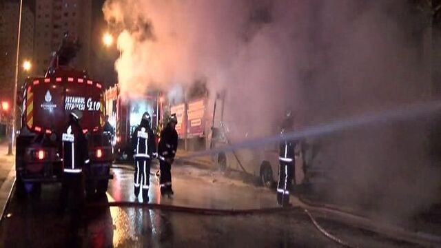 Park halindeki midibüs alev alev yandı