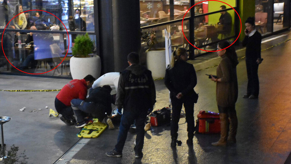 O hayatta kalma savaşı verirken kahve keyiflerine devam ettiler!