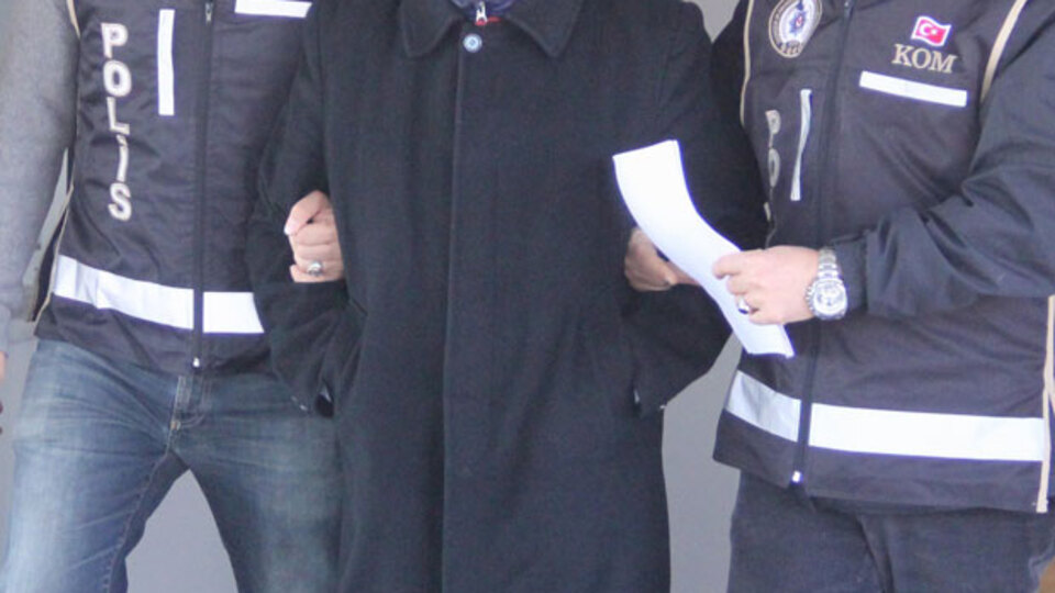 2 yarbay, 2 polis müdürü ve 1 gazeteciye gözaltı