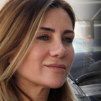 Eşinden af dileyip ağladı!