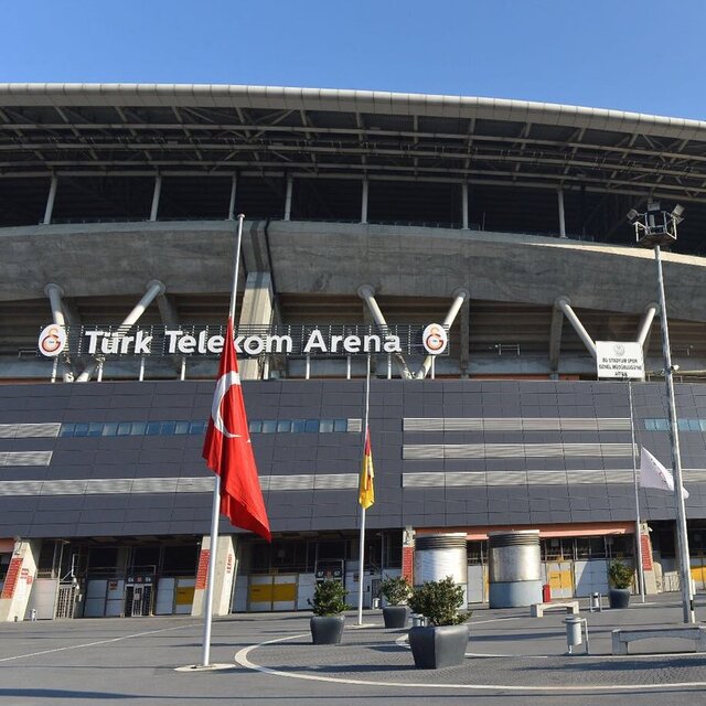 TT Arena'da bayraklar yarıya indirildi
