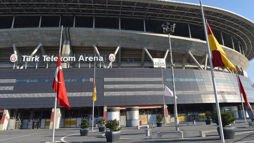 TT Arena'da bayraklar yarıya indirildi