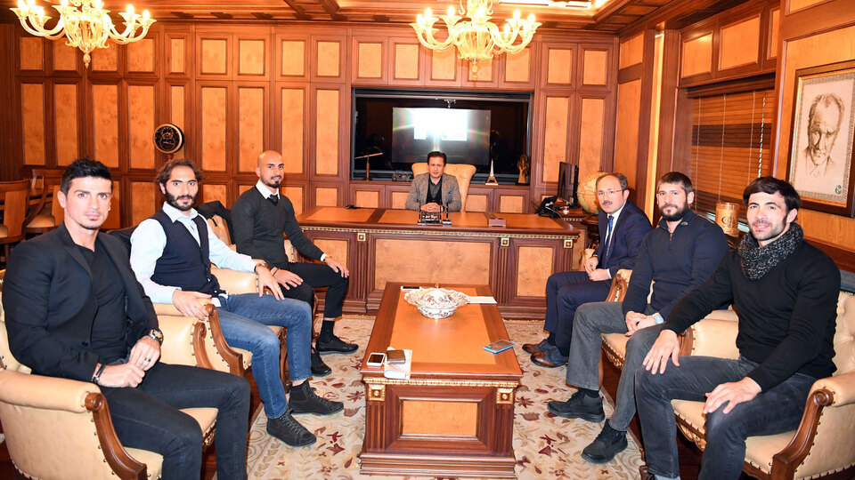 Milli futbolcular o kulübü devraldı!