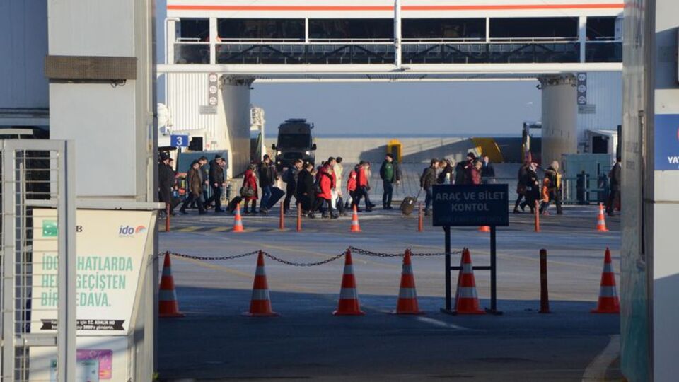 Yalova'da arabalı vapur iskeleye çarptı: 8 yaralı