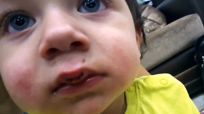 Beyzbol sopasıyla saldırdılar! Araçtaki bebeğe de acımadılar!