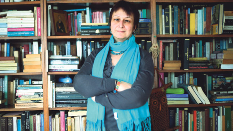 İştar Gözaydın kimdir?