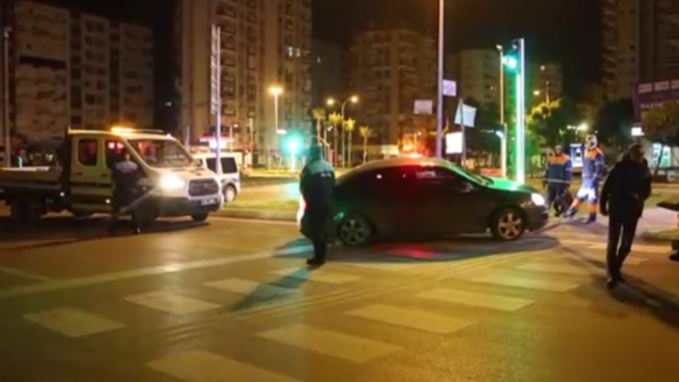 Kaza yapan sürücü aracını terk etti