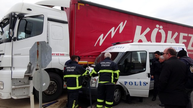 Çevik Kuvvet minibüsü TIR'a çarptı
