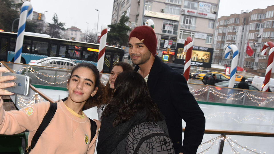 Aşk sorularını geçiştirdi