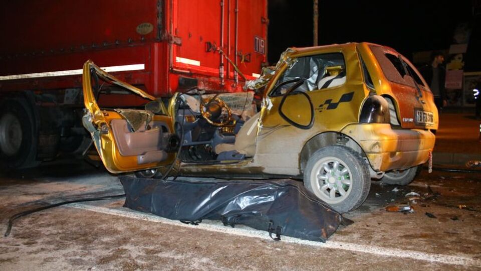 Korkunç kaza! Araçlar 60 metre sürüklendi! Ölü ve yaralı var