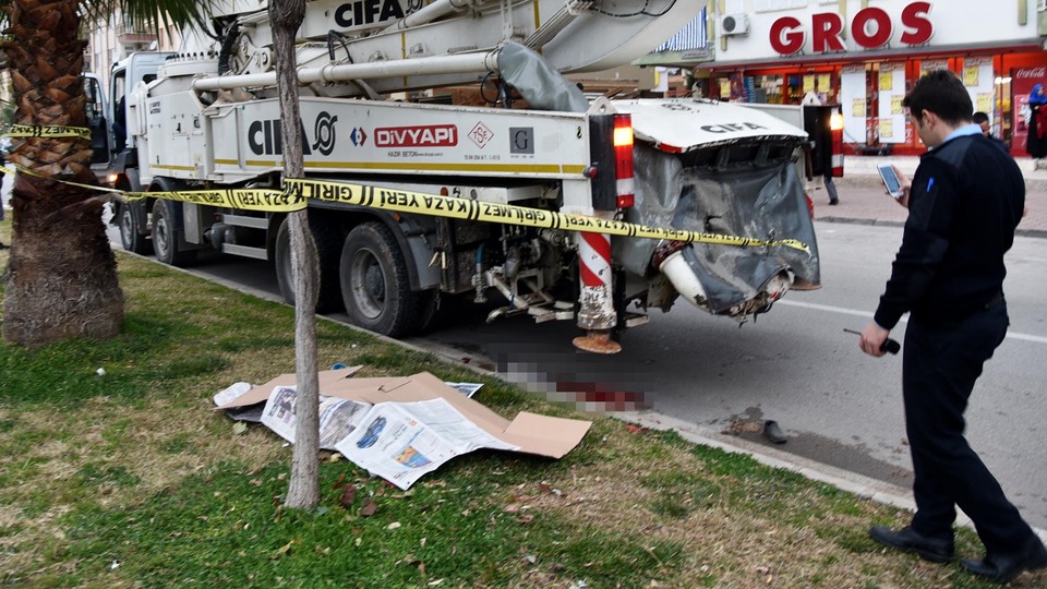 Babasının elini bırakıp ölüme koştu