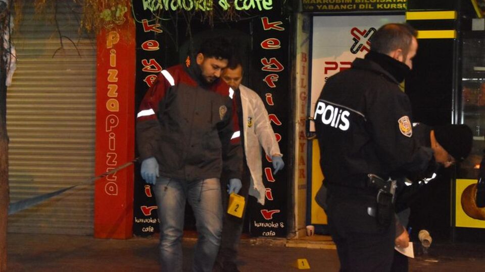 Kafede tartışan iki gurup, silah ve bıçaklarla birbirine girdi: 2 yaralı