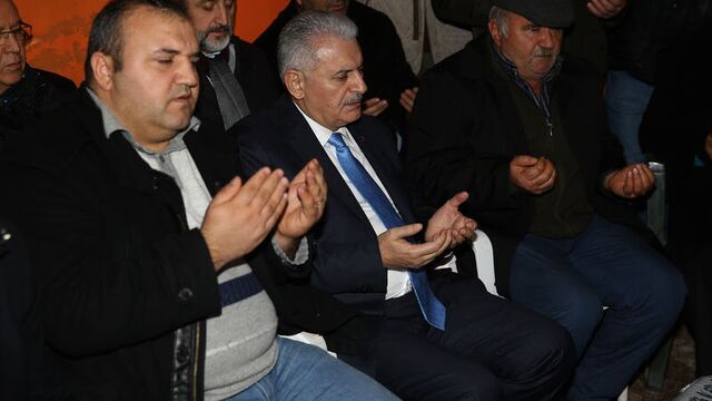 Başbakan Yıldırım şehit polisin ailesini ziyaret etti