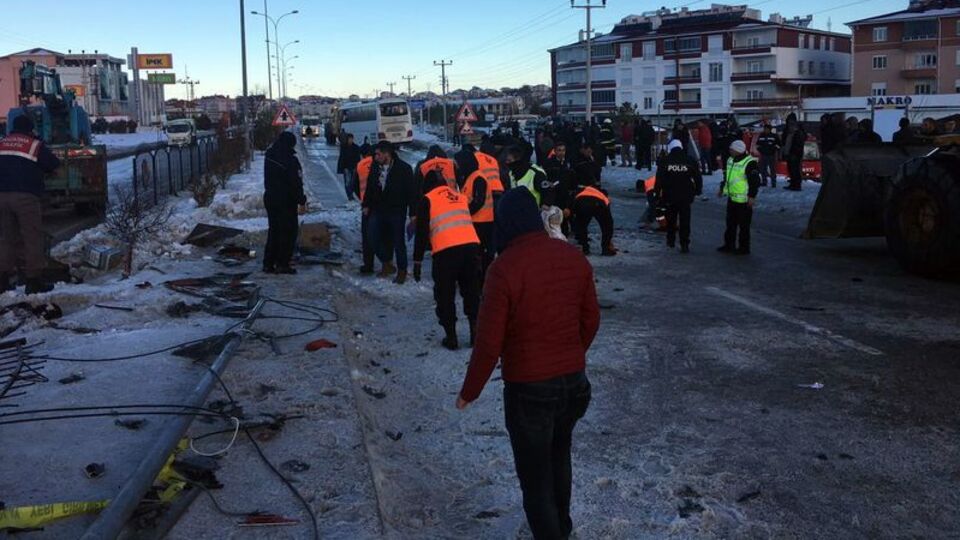 Konya'da öğrenci servisi devrildi! Ölü ve yaralılar var