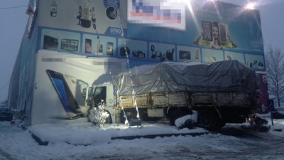Akıllara durgunluk veren olay! Kamyonuyla mağazaya daldı...