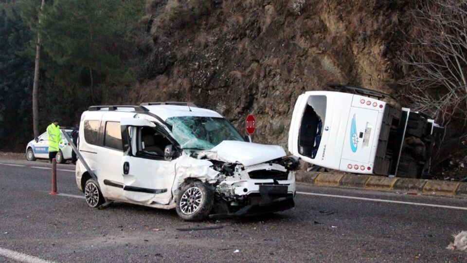 Antalya'da otel servisi kaza yaptı: 16 yaralı