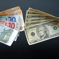 Dolar rekor kırdı euro 4 TL'yi aştı!