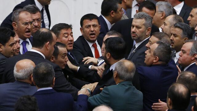 AK Parti ile CHP milletvekilleri arasında arbede