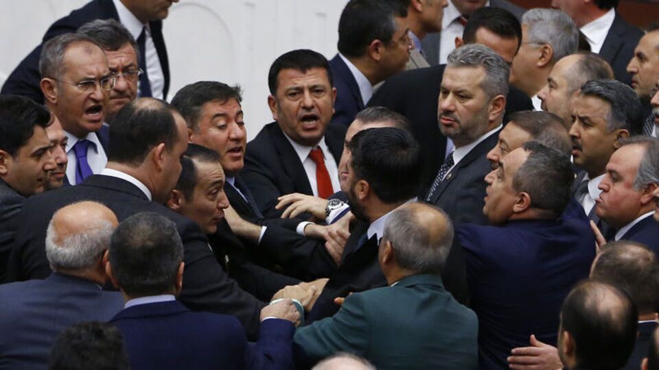 AK Parti ile CHP milletvekilleri arasında arbede