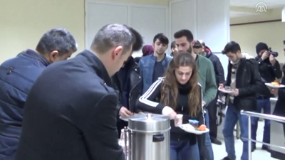 Öğrencilere çay ve simit ikramı