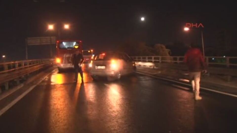 İzmir'de buzlanma: Çok sayıda araç birbirine girdi