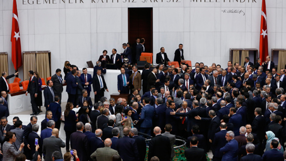 Anayasa değişikliği teklifinde 4. madde kabul edildi