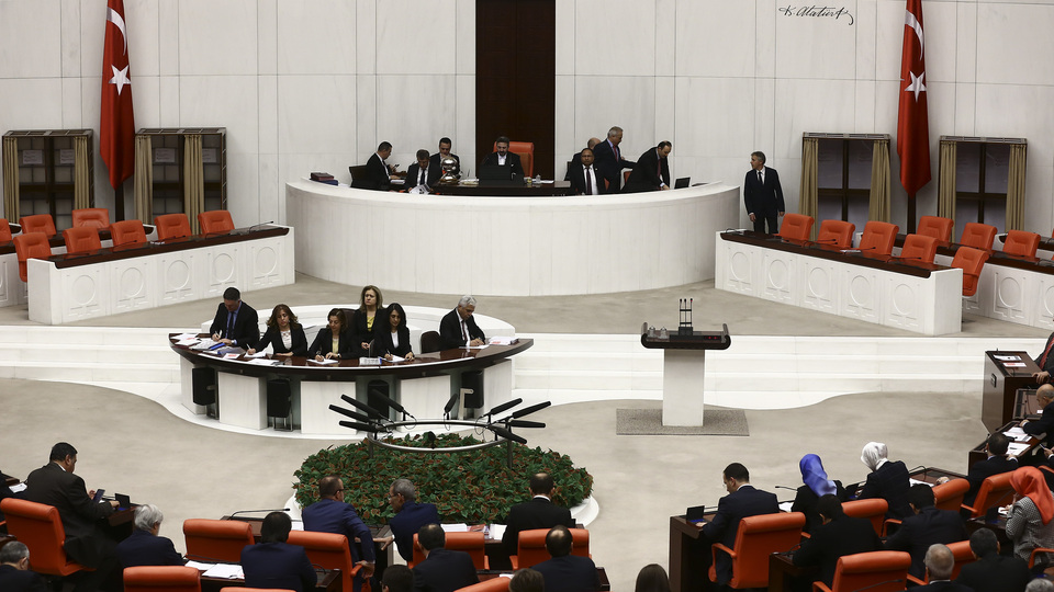 Anayasa görüşmeleri gergin başladı