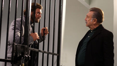 Cesur, büyük bir kumpasın içinde!