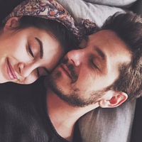 Ünlü oyuncu gönlünü şarkıcıya kaptırdı