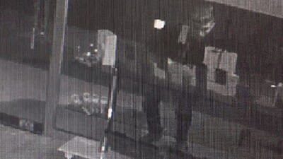 Şaşkın hırsız maket telefonları çaldı