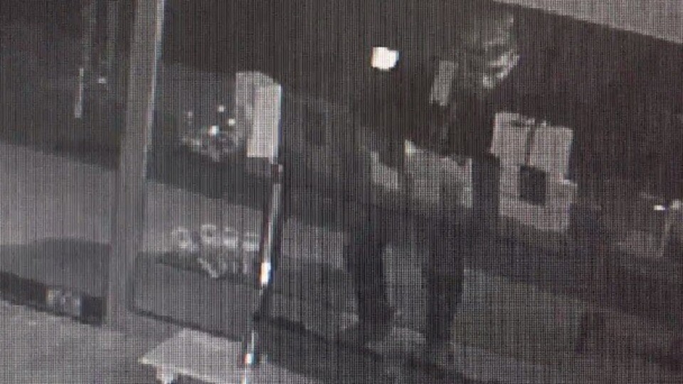 Şaşkın hırsız maket telefonları çaldı