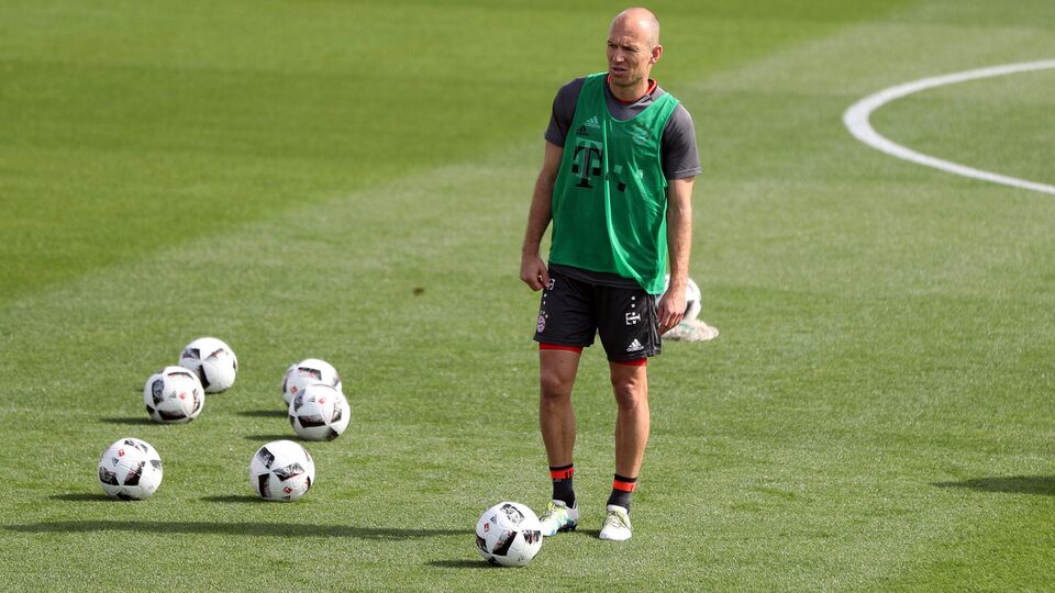 Arjen Robben'i bırakmadılar!