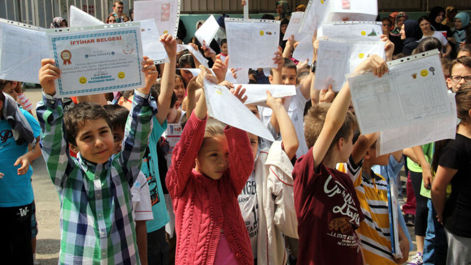 Öğrenciler iple çekiyor