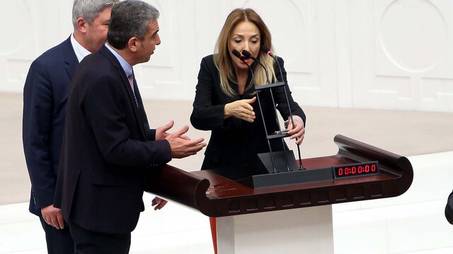 Meclis'te kelepçeli protesto