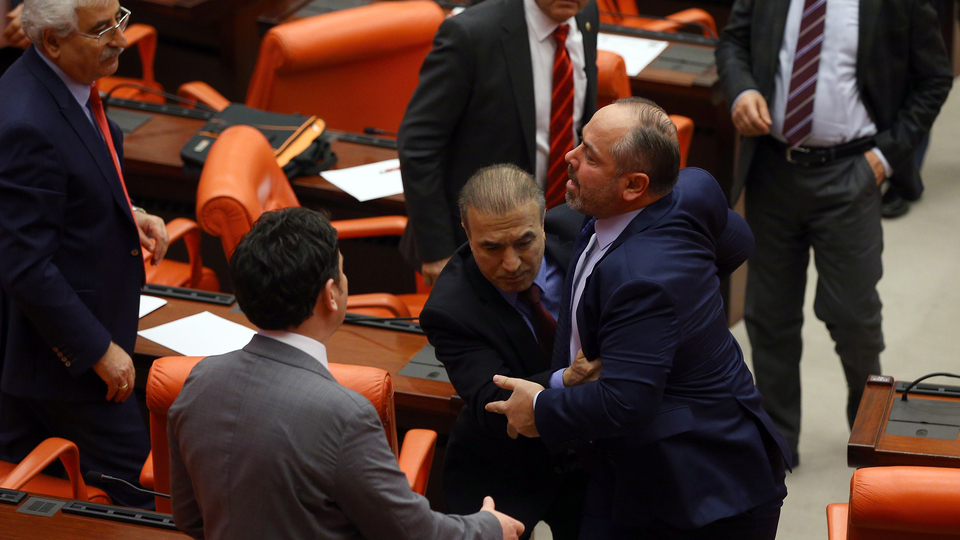 CHP'li ve MHP'li vekiller arasında tartışma