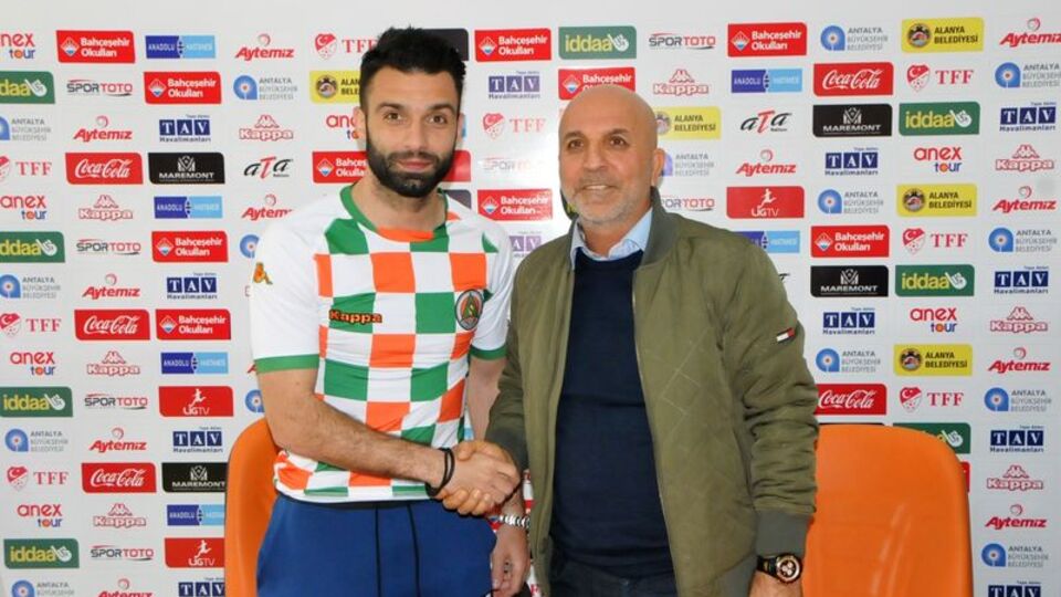 Alanyaspor'a Yunan savunmacı