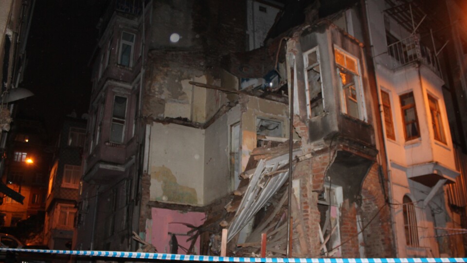 Beyoğlu'nda 4 katlı bina çöktü