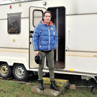 Ailesiyle karavanda yaşıyor