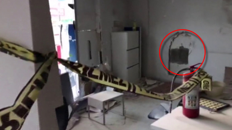 Duvarı delerek soydular!