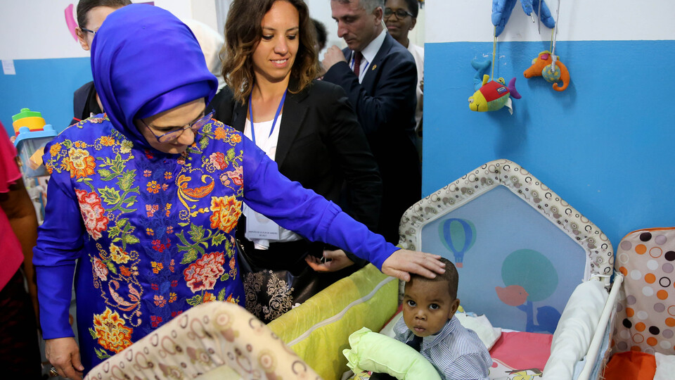 Emine Erdoğan'dan yetimhane ziyareti