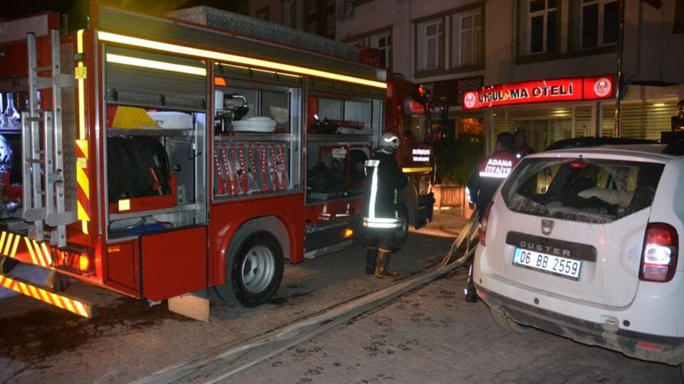 Adana'da uygulama otelinde yangın çıktı