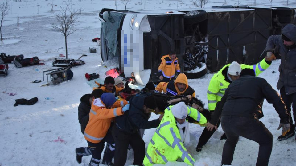 Yolcu otobüsü devrildi: 1 ölü, 43 yaralı