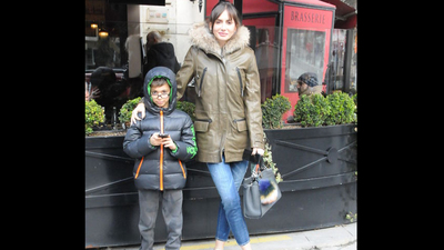 Oğlunu öpücüklere boğdu